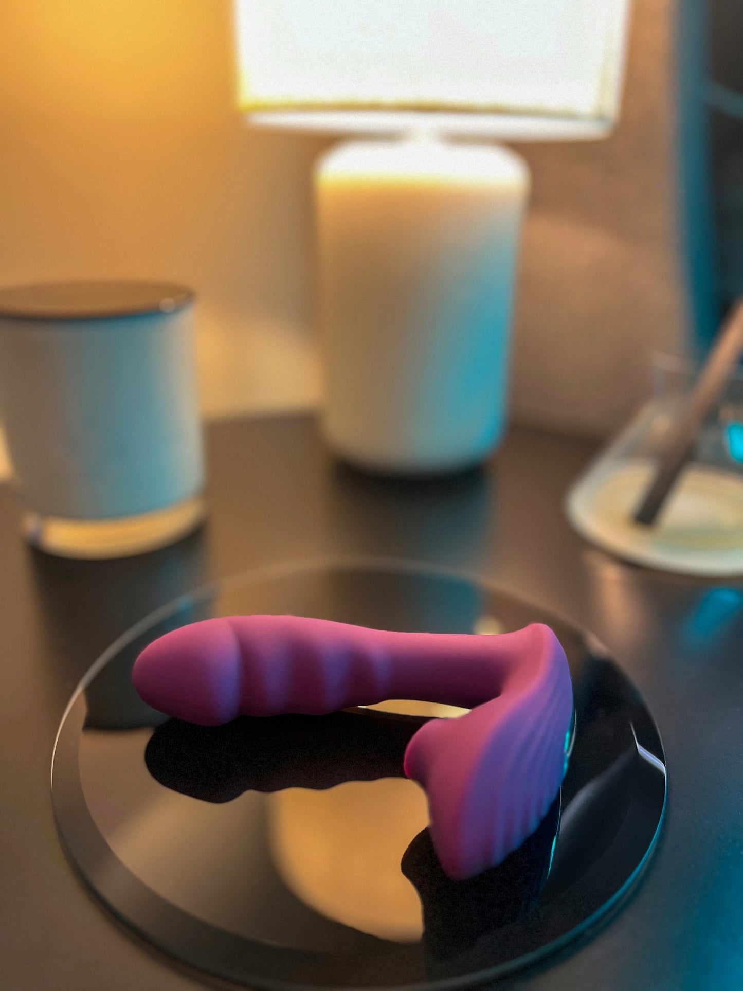 G-spot vibrator and clit sucker laying on a bedside table - ComeNow